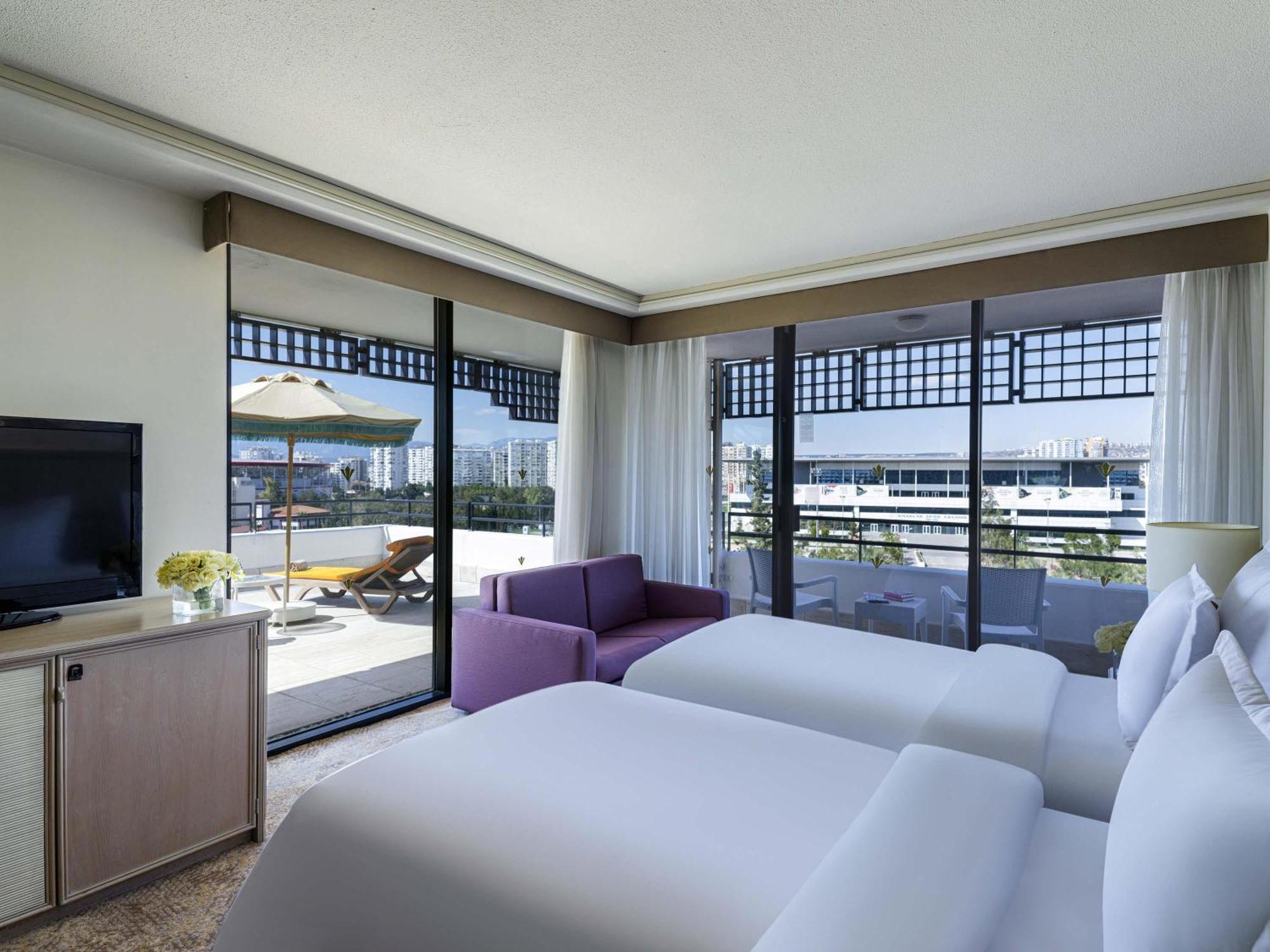Family King Bed Suite Two Twin Beds Terrace Sea View